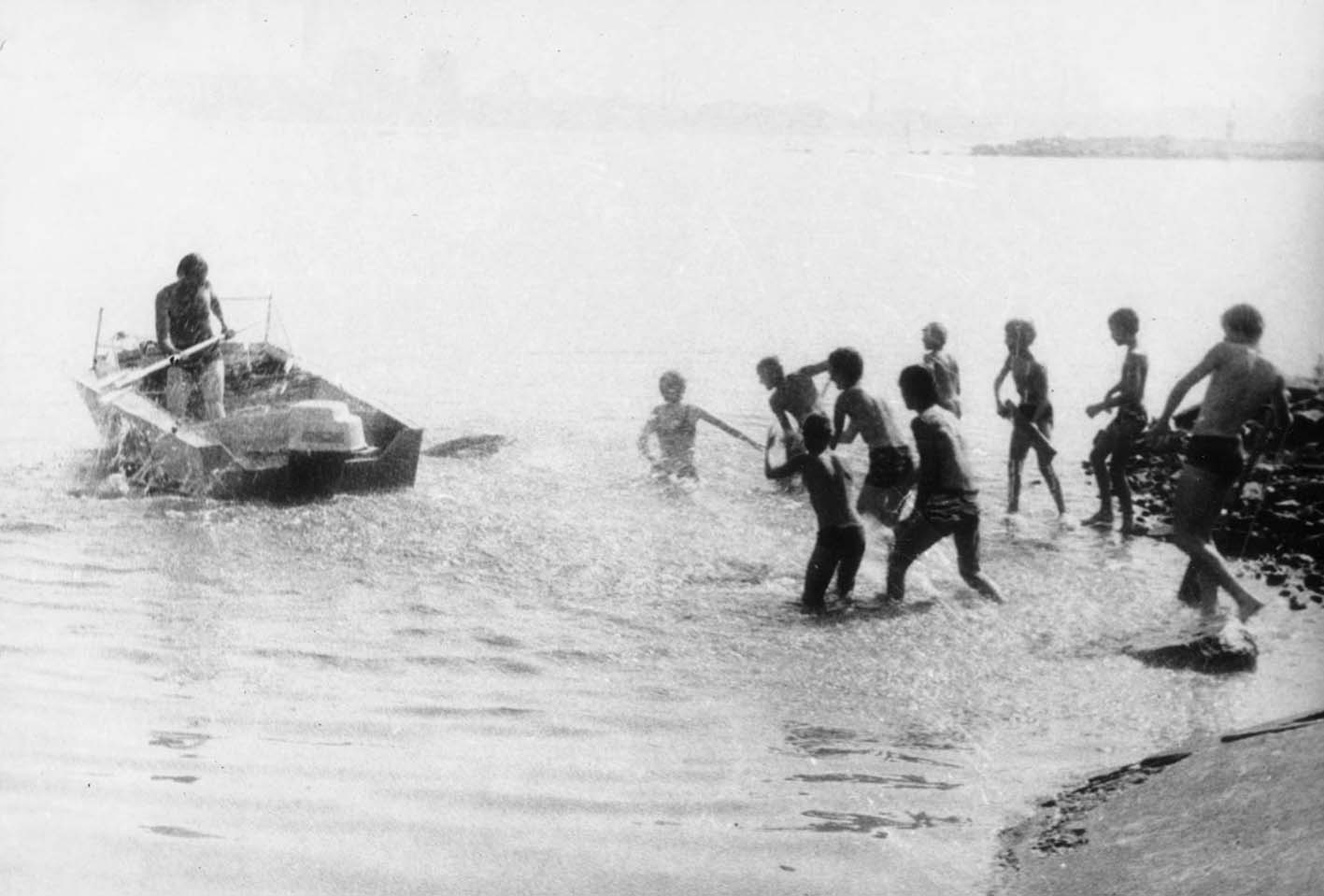 1988-07 Поливание водой Тяглова Вани
